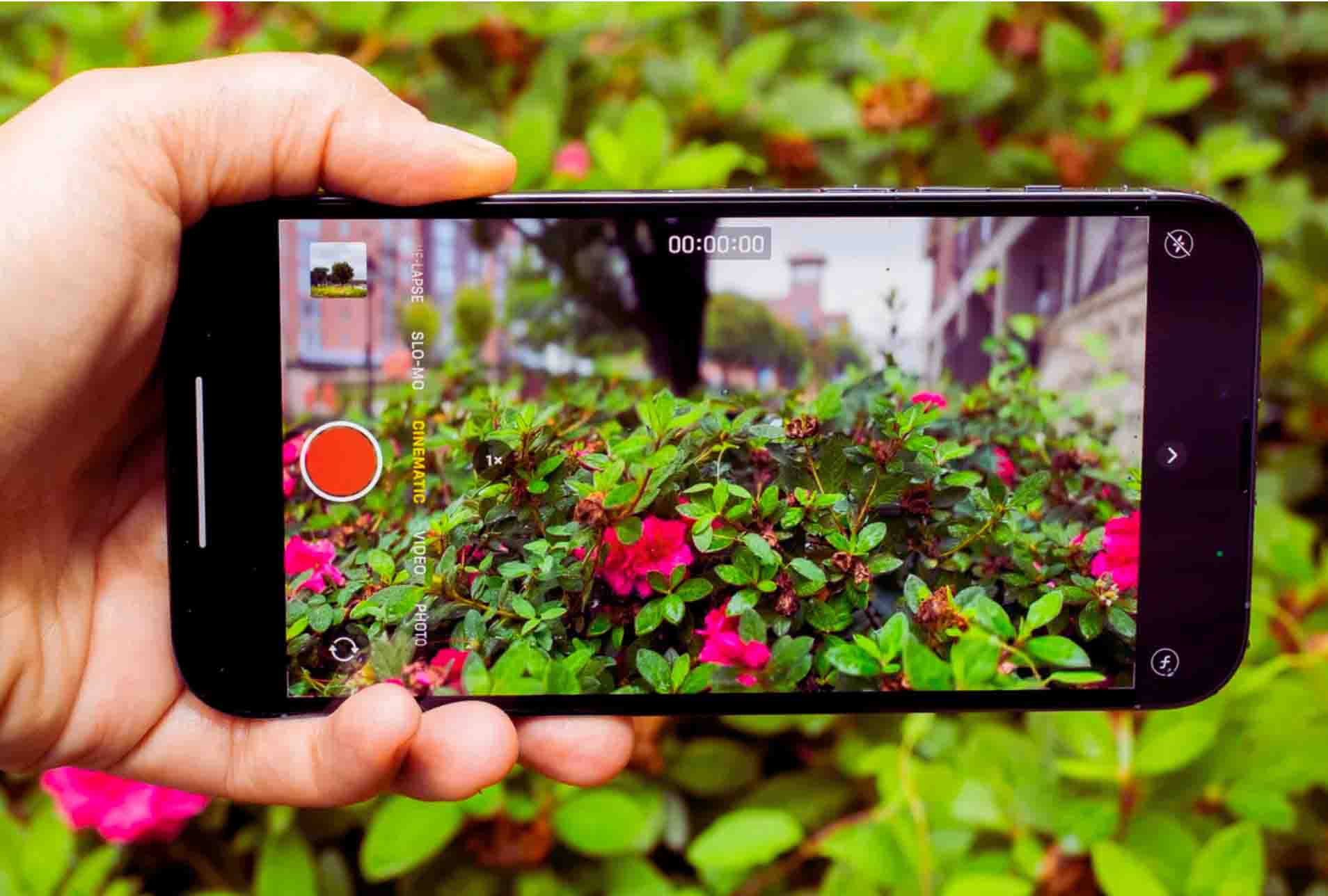 Camera iPhone 13 Pro Max cho khả năng thu sáng tốt hơn, cho chất lượng ảnh vượt trội, khả năng chụp chân dung mà không phải dùng đến phần mềm của bên thứ 3. NhungAlo Store